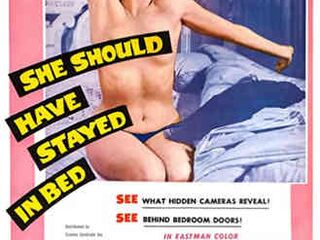 Она должна была остаться в постели (1963)