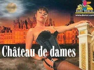 Жағажайда үлкені бар қара адам